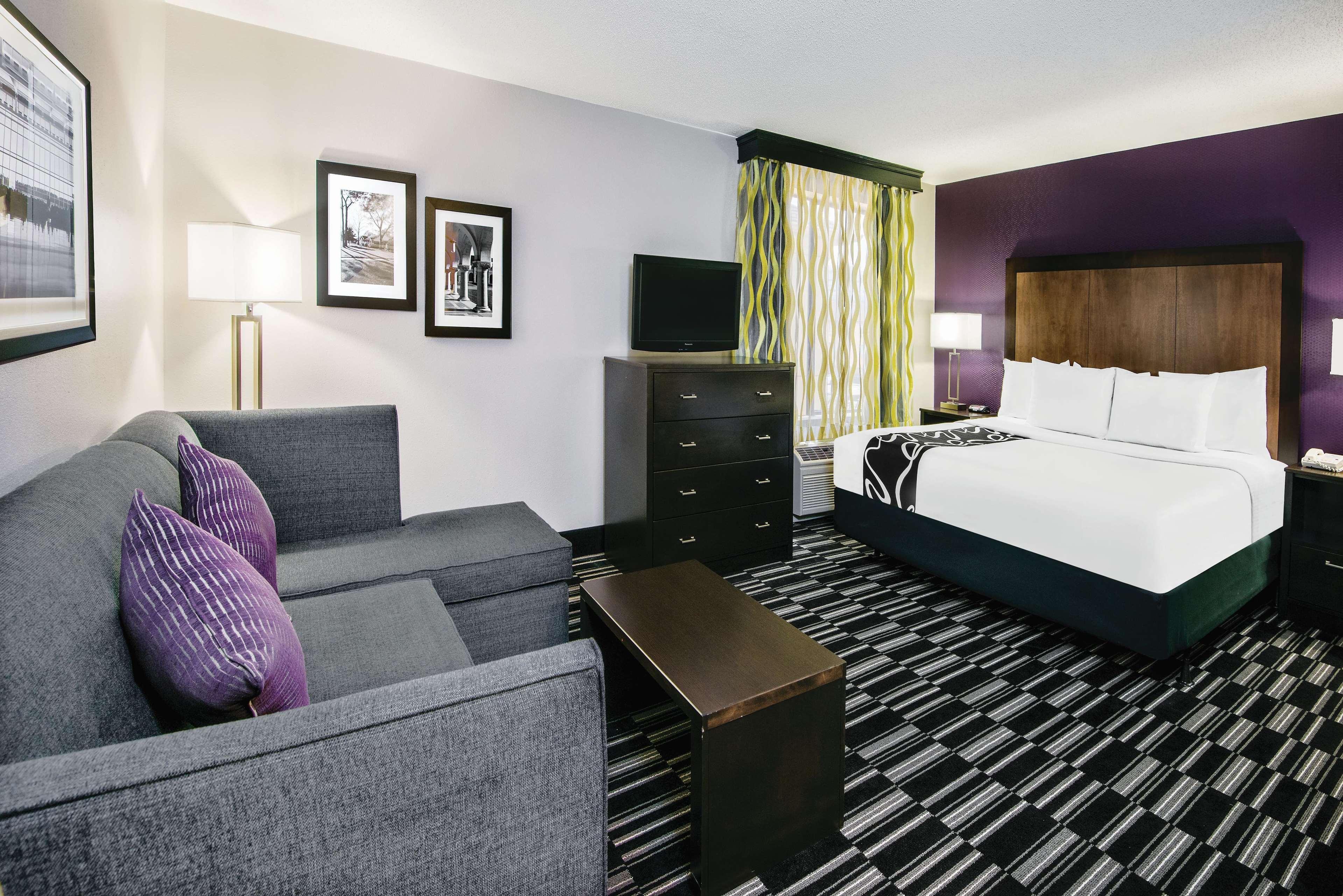 La Quinta & By Wyndham Spring Hotel