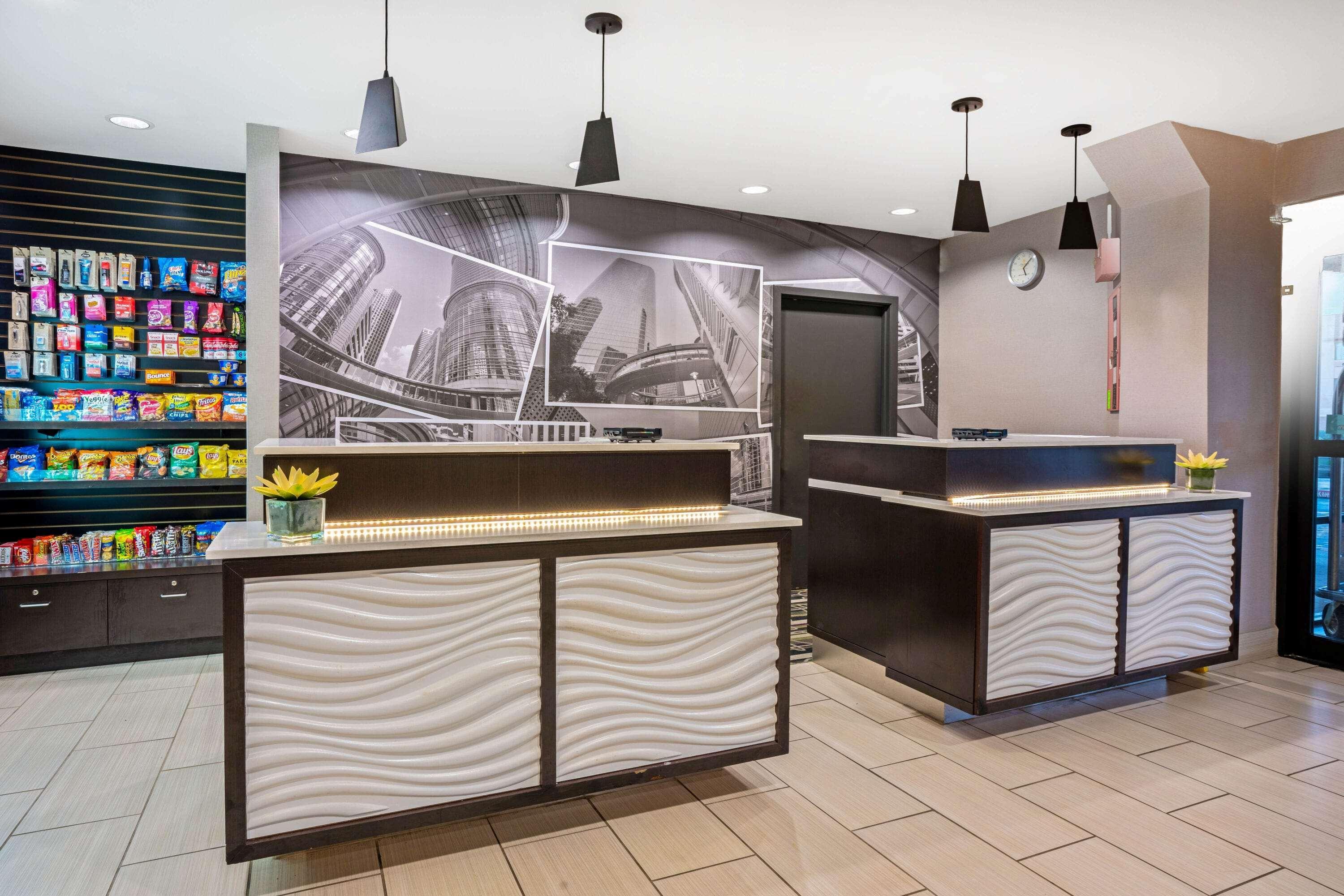 La Quinta & By Wyndham Spring Hotel 3*