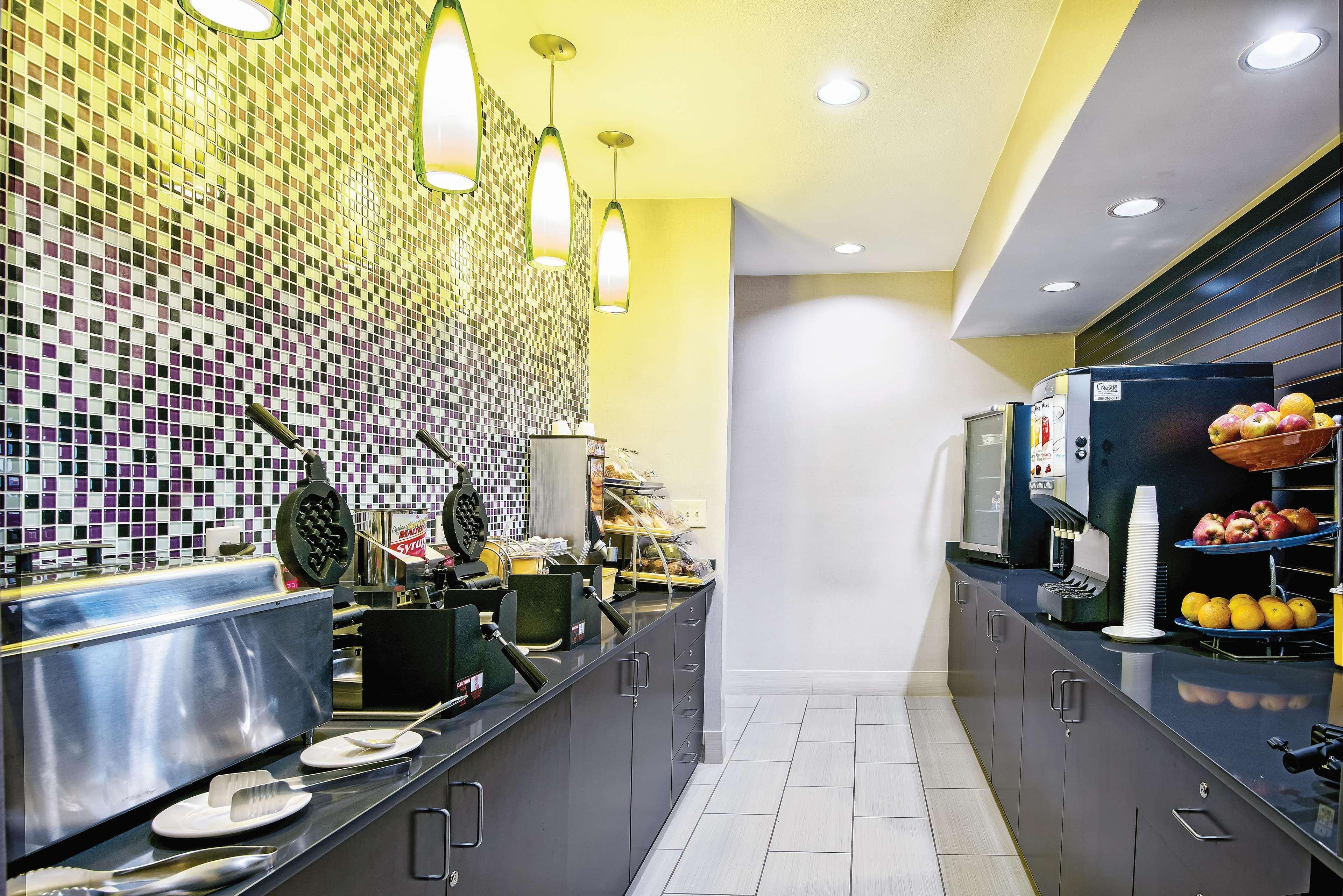 La Quinta & By Wyndham Spring Hotel 3*