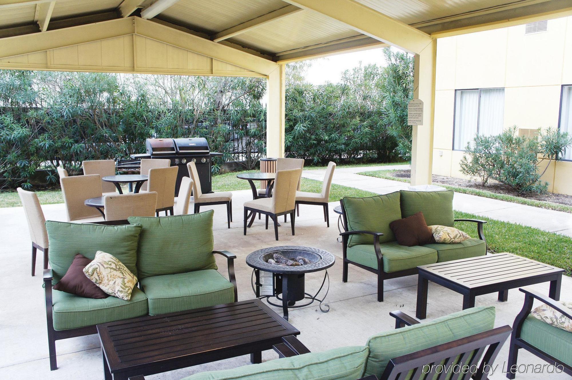 La Quinta & By Wyndham Spring Hotel